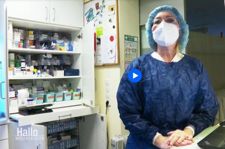 Krankenschwester Franziska Walter mit Maske und Schutzkleidung in der Ambulanz im Kontaktladen Mecki 