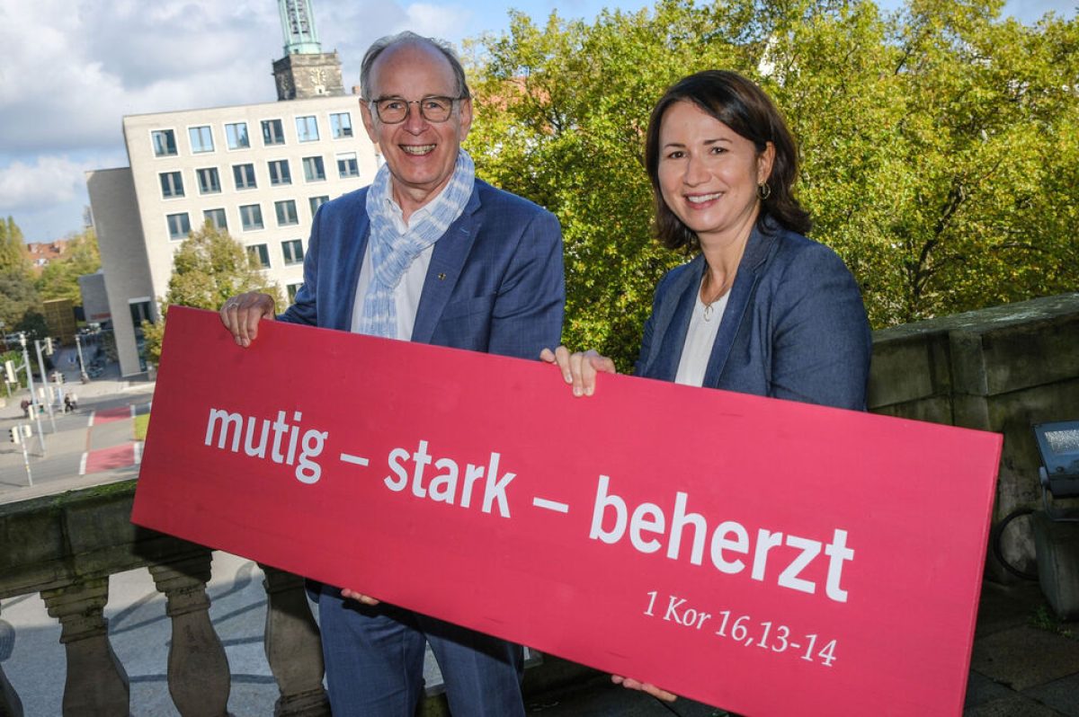 Landesbischof Ralf Meister und Präsidentin Anja Siegesmund mit Losung (Foto: Jens Schulze)