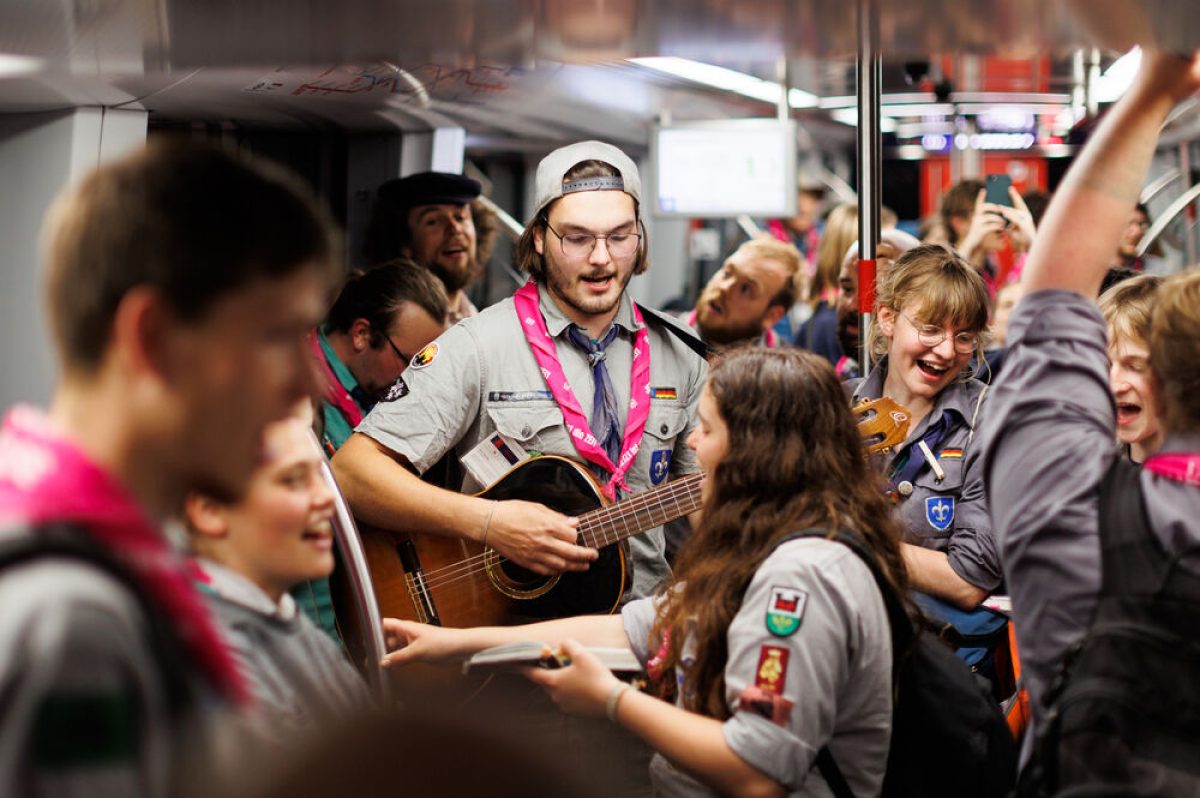 Musizierende Pfadfinder:innen in der Nürnberger U-Bahn beim Kirchentag 2023 (Foto: Kirchentag/Bongard)