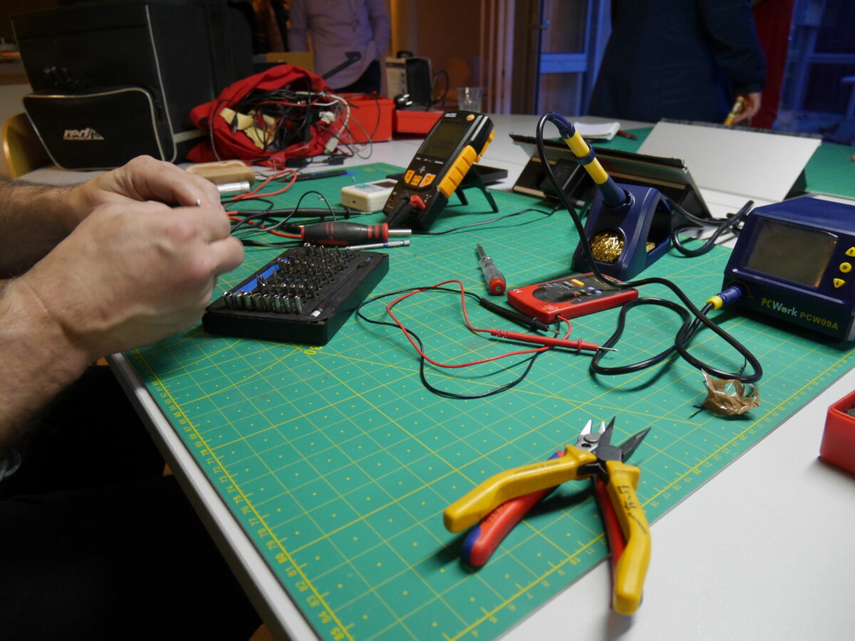 Repaircafe_Foto5_Die Lötstation im Repair Café_Fav2