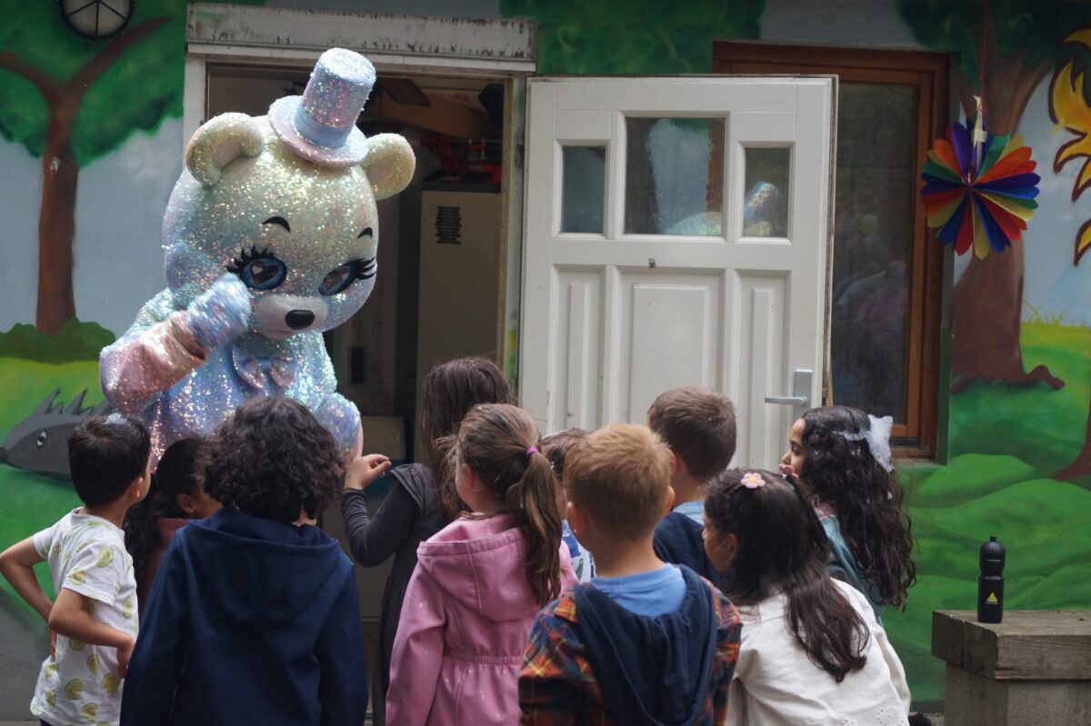 Kinder mit der Bärin